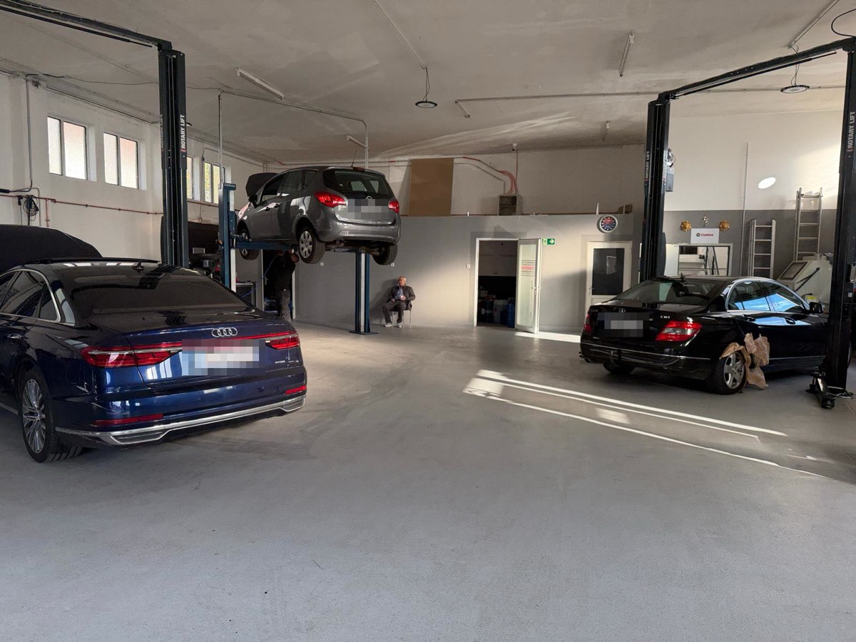 Werkstatthalle der KFZ Technik Minden GmbH mit Hebebühnen