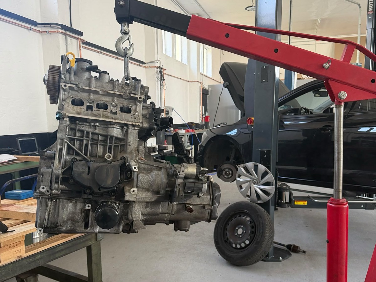 Ausgebauter Motor am Motorkran in der Werkstatt der KFZ Technik Minden GmbH